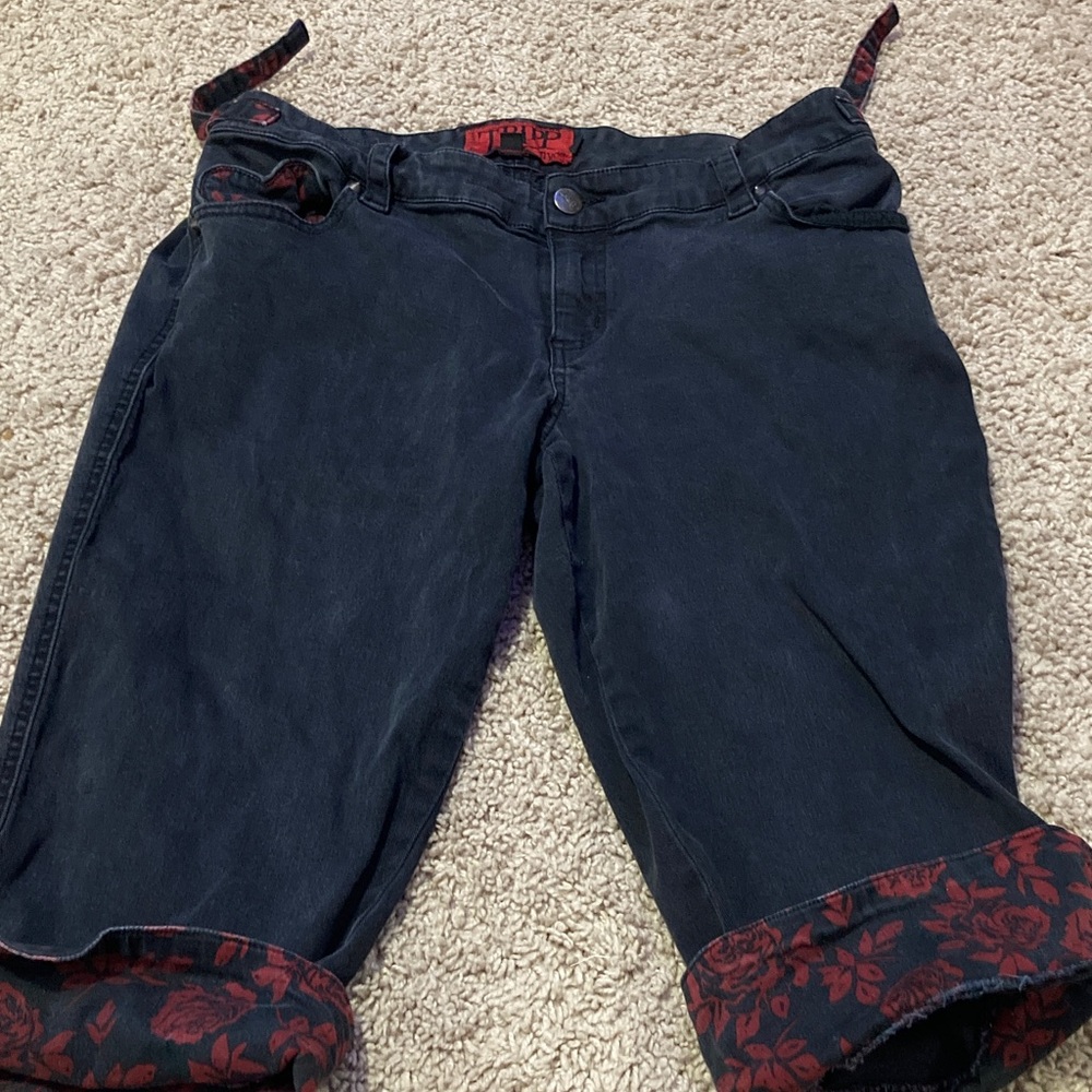 Tripp nyc capris says size 15 but has adjustable straps and fits like a small 😭